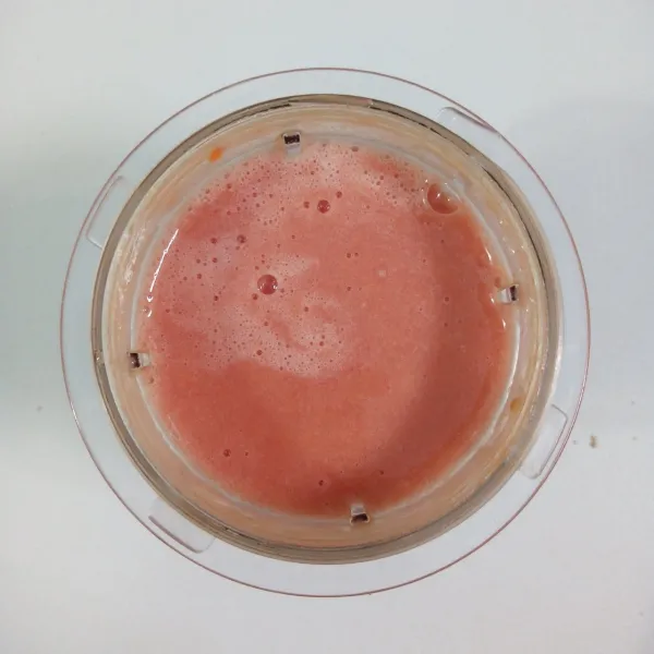 Blender tomat sampai halus, kemudian saring.