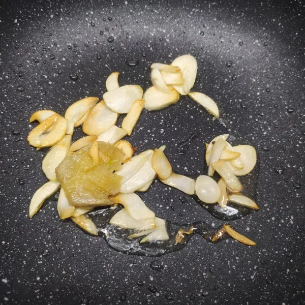 Kuah Bakmoy : Panaskan sedikit minyak, tumis bawang putih dan jahe sampai layu dan harum.