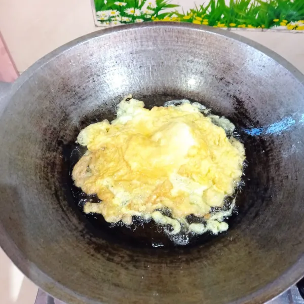 Kocok lepas telur kemudian goreng jadi telur dadar.