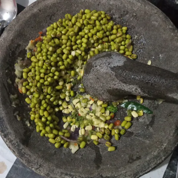 Masukkan kacang hijau, ulek kasar.