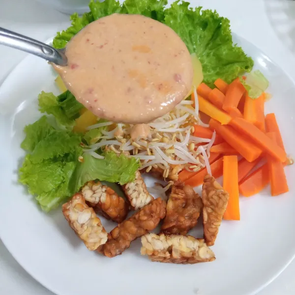 Penyajian : dalam piring tata lontong, timun, kentang, wortel, tempe, taoge, telur dan daun selada.
Siram dengan bumbu kacang.
Taburi dengan bawang goreng dan kerupuk warna-warni.
Sajikan.