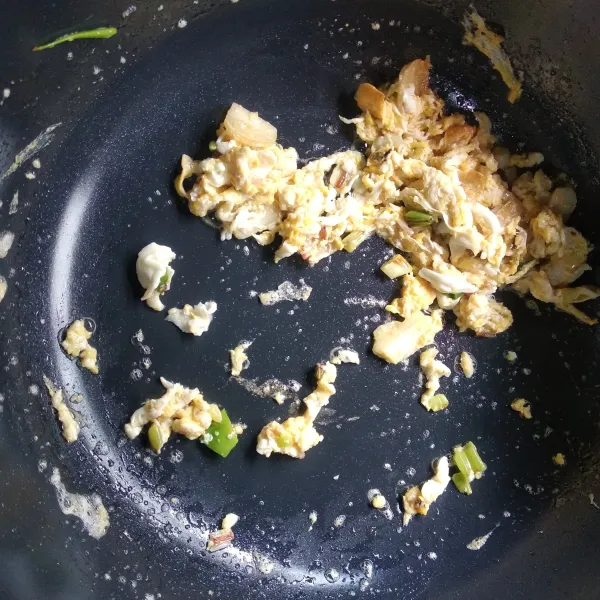Masukkan telur dan orak-arik.