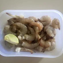 Cuci bersih udang, buang kepalanya. Lalu beri perasan jeruk nipis dan lumuri dengan garam. Diamkan sesaat.