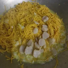 Tambahkan bumbu dan irisan bakso, lalu aduk rata.