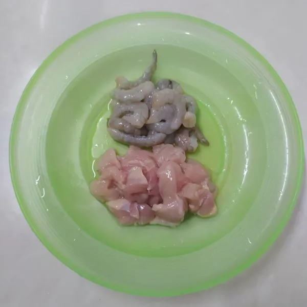Kekian : Haluskan udang dan ayam, bisa ulek manual atau pake chopper.