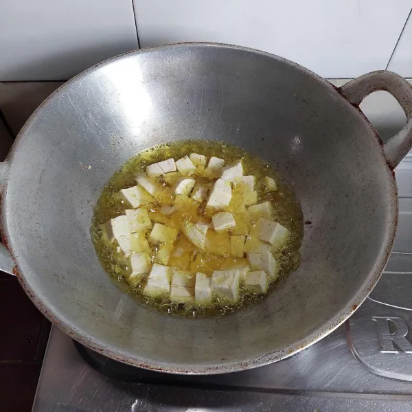 Potong-potong tahu putih dan goreng ½ matang, angkat dan sisihkan.