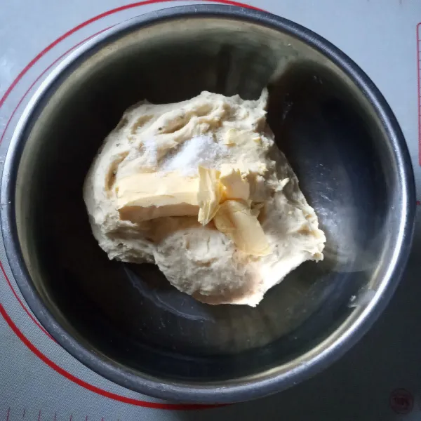 Tambahkan garam dan mentega, ulen sampai kalis elastis.