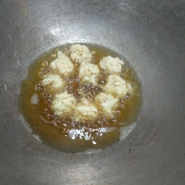 Kemudian goreng dalam minyak panas dengan api kecil hingga lentho kering dan kriuk.