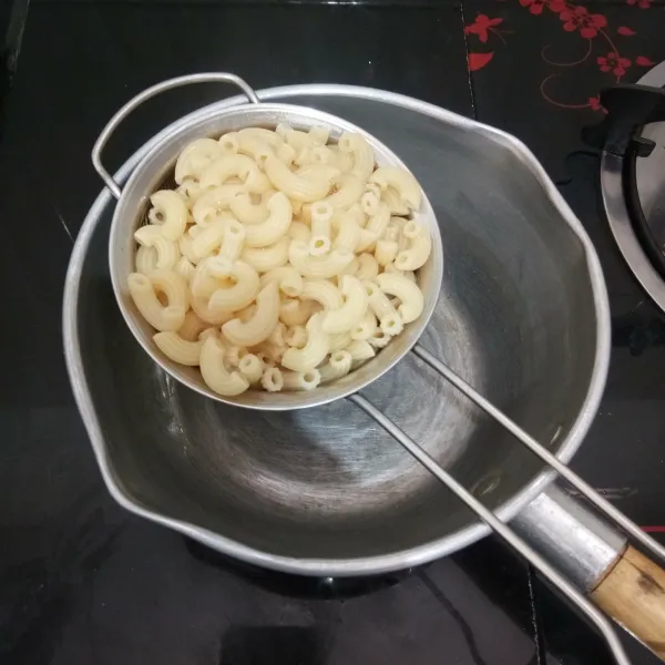 Angkat dan tiriskan makaroni.