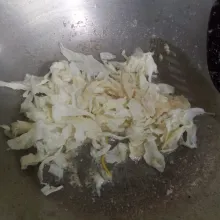 Masukkan irisan kol, lalu aduk rata sebentar hingga kol layu.