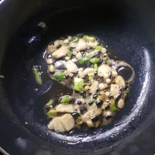 Panaskan minyak, tumis daun bawang putih dan daun bawang hingga layu.