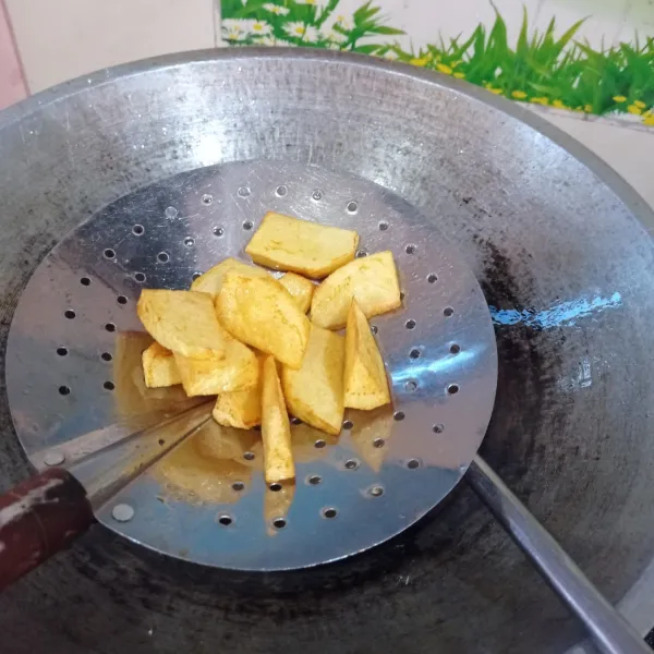 Bersihkan kentang, potong-potong kemudian goreng.