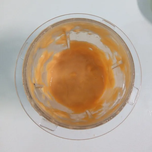 Goreng bawang bombay dan bawang putih sampai layu. Kemudian blender bersama merica sampai halus.