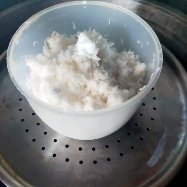 Kukus kelapa yang sudah ditambahkan sedikit garam selama 10 menit, sisihkan.