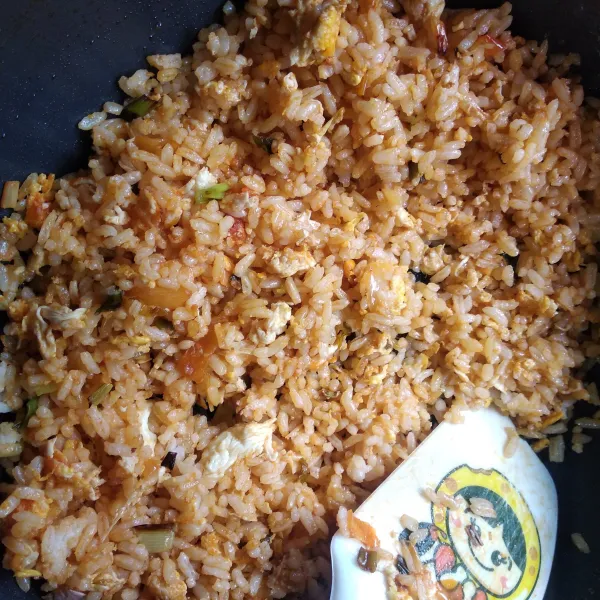 Masukkan nasi, aduk rata.