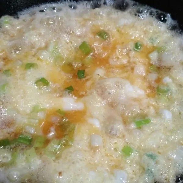 Kocok lepas telur campur dengan tambahan bawang putih yang sudah dihaluskan, garam dan potongan daun bawang, goreng hingga matang, angkat dan tiriskan.