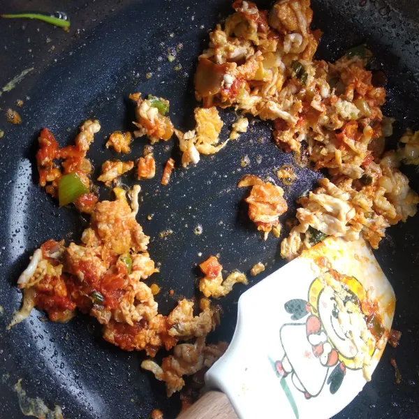 Masukkan semua bahan saus, campur aduk rata.