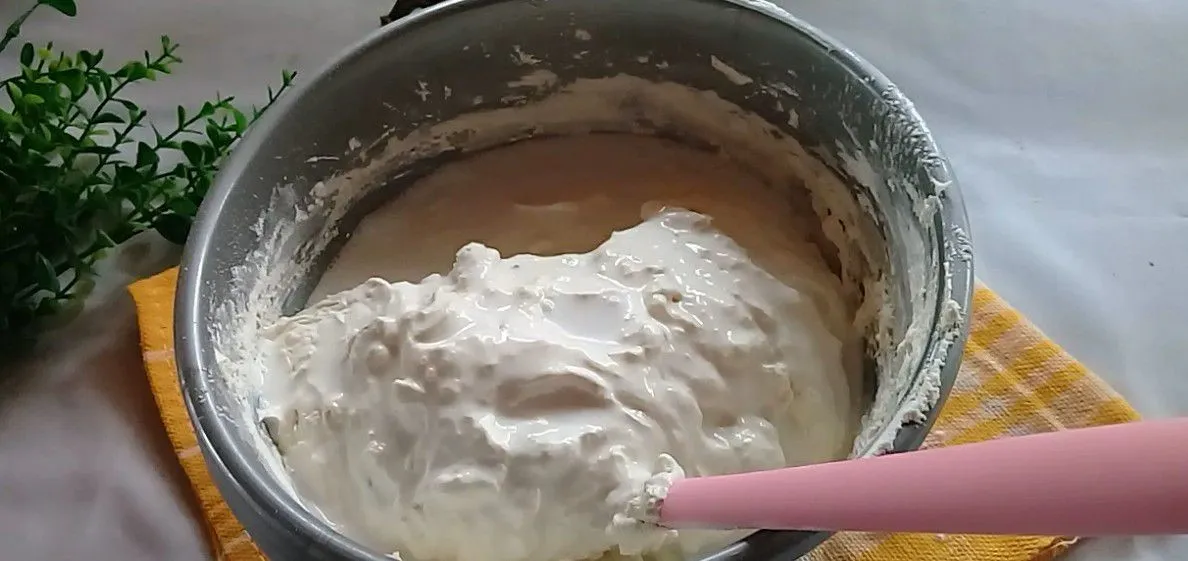 Kemudian masukkan bahan C, aduk kembali sampai benar benar tercampurdan tidak ada yang mengendap.