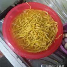 Rendam mie sebentar, lalu bilas hingga warna airnya bersih dan tiriskan.