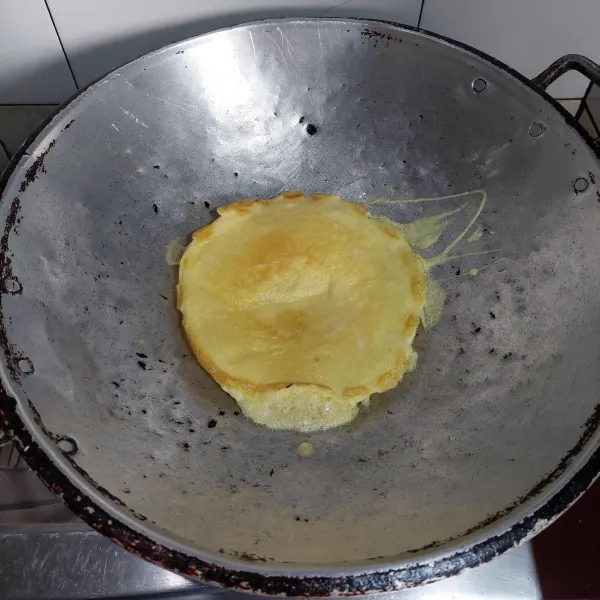 Goreng telur dadar.