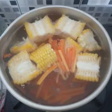 Rebus dahulu jagung dan wortel yang sudah dipotong bentuk lidi.