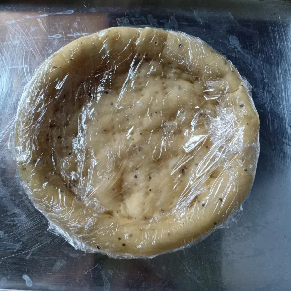 Panggang dioven setengah matang. Setelah dingin bungkus plastik wrap dan simpan difreezer