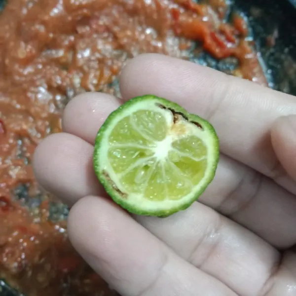 Kucuri dengan air jeruk limau, aduk rata. 
Setelah diperas jeruknya tidak perlu diambil supaya menambah aroma segar pada sambal.