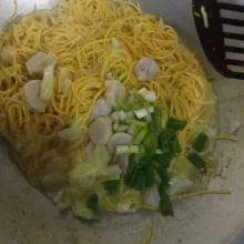 Cicipi rasanya, jika sudah pas masukkan irisan daun bawang, lalu aduk rata sebentar dan matikan api. Kemudian tuang mie ke dalam piring saji.