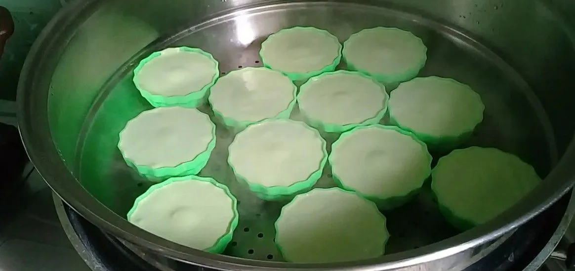 Kukus adonan bolu di panci yang sudah di panaskan terlebih dahulu, kukus selama +- 15 menit hingga matang.