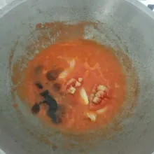 Sisa margarin untuk menggoreng udang tadi gunakan untuk menumis bumbu halus. Lalu tambahkan saos tiram, tomat iris tipis, gula, garam, merica dan kecap manis. Tambahkan air secukupnya.