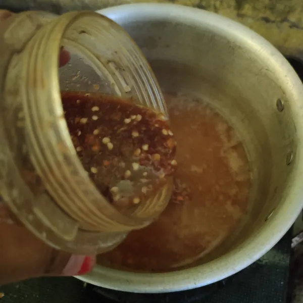 Masukkan sisa air ke dalam panci, lalu masukkan asam jawa dan bahan yang sudah dihaluskan, aduk rata.