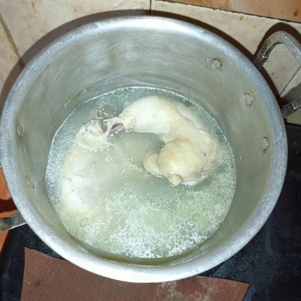 Rebus ayam sampai empuk, air kaldu jangan dibuang.