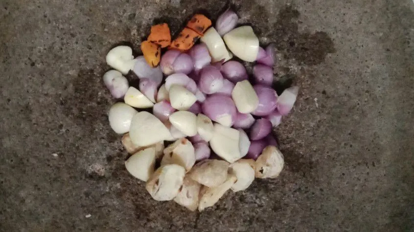 Haluskan bawang putih, bawang merah, kemiri, dan kunyit. Lalu geprek serai dan daun bawang di iris-iris.