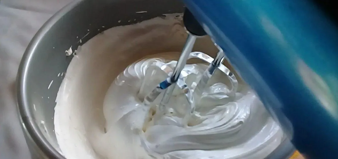 Mixer bahan A hingga mengembang dan pucat.