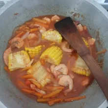 Setelah mendidih, masukkan udang, jagung dan wortelnya. Tes rasa. Sajikan.