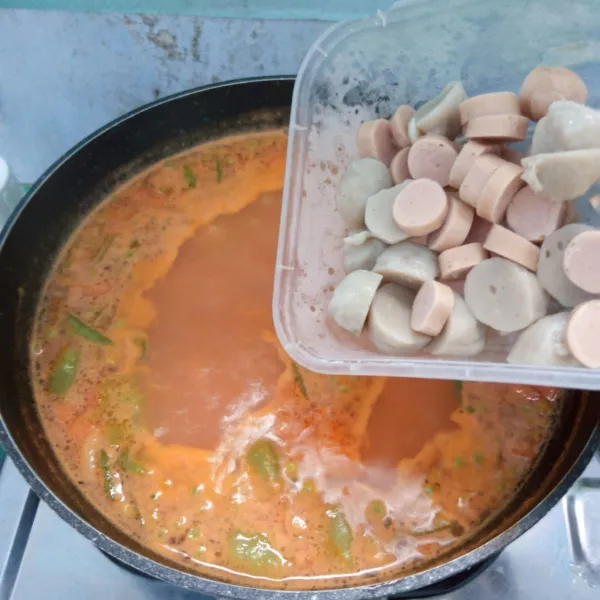 Masukkan sosis dan bakso, aduk rata. Masak sampai mendidih dan matang, lalu cicipi rasanya. Kemudian angkat dan sajikan bersama bakwan udang.