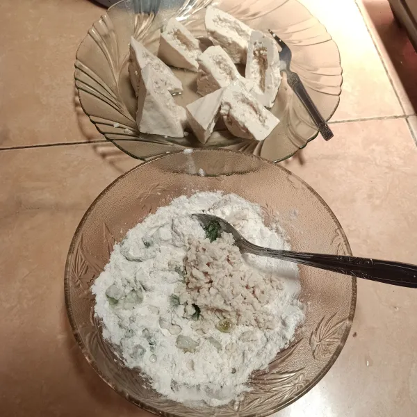 Siapkan tepung tapioka, beri bawang putih, garam, penyedap dan daun bawang.