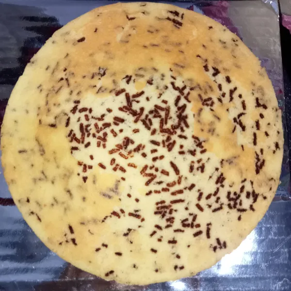 Keluarkan cake dari loyang dengan cara dibalik. Tunggu dingin.