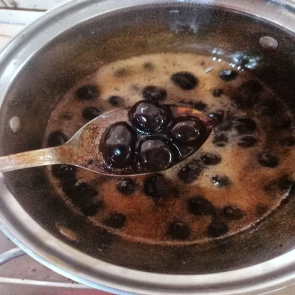 Tambahkan gula aren dan masak sampai mengental.