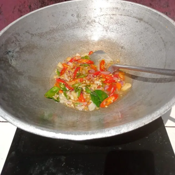 Masukkan air, garam dan sedikit penyedap.