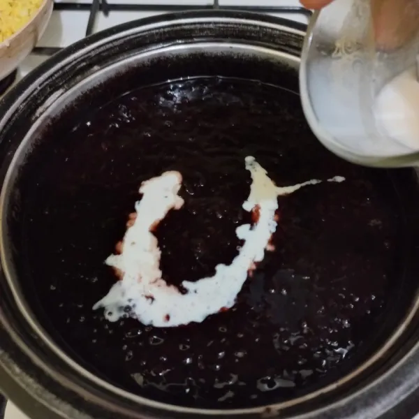 Tuang larutan fiber creme pada panci, masak hingga meletup-letup.