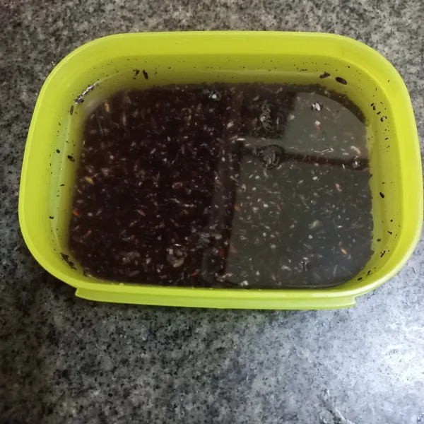 Rendam ketan hitam hingga mengembang, bilas bersih dan tiriskan.