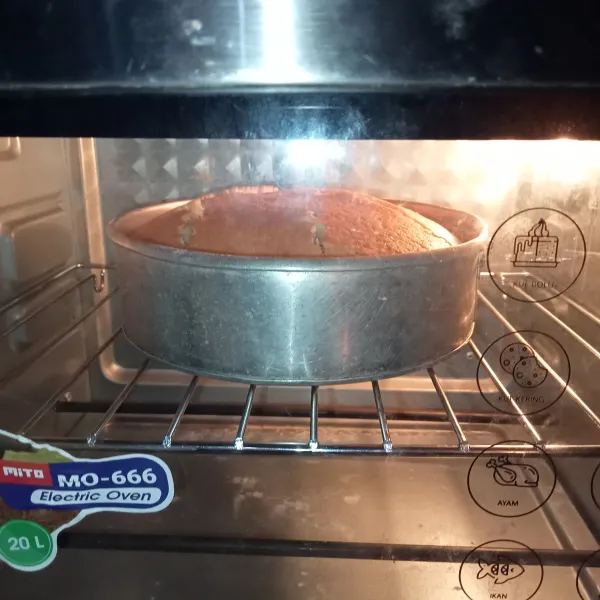 Masukkan adonan ke dalam loyang bulat diameter 16 cm yang sudah di olesi margarin. Hentakkan adonan supaya udara berkurang. Panggang cake selama 40 menit,dengan suhu 160°C api atas bawah.