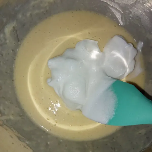 Masukkan bahan B bertahan tiga kali kedalam bahan A, aduk rata.