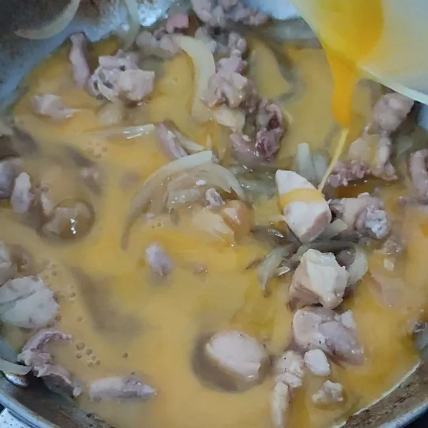 Setelah ayam empuk, masukkan telur kocok secara merata, jangan diaduk.