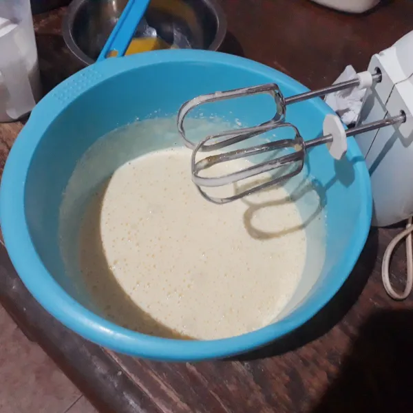 Mixer gula dan telur dengan kecepatan tinggi selama 5 menit.