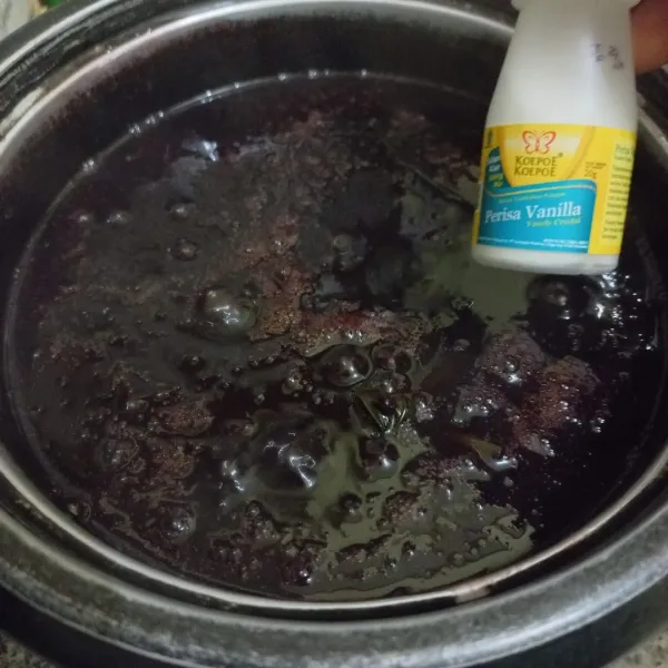 Tambahkan vanili bubuk, masak hingga matang.