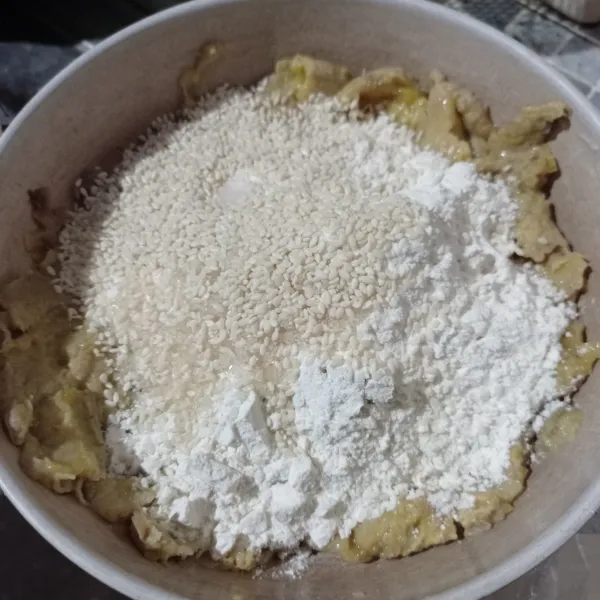 Lalu masukan tepung terigu, gula pasir, wijen, garam dan pasta vanila.