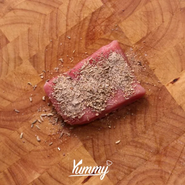 Siapkan daging tuna lalu baluri dengan tumbukan rempah hingga merata dan balur juga dengan  olive oil.