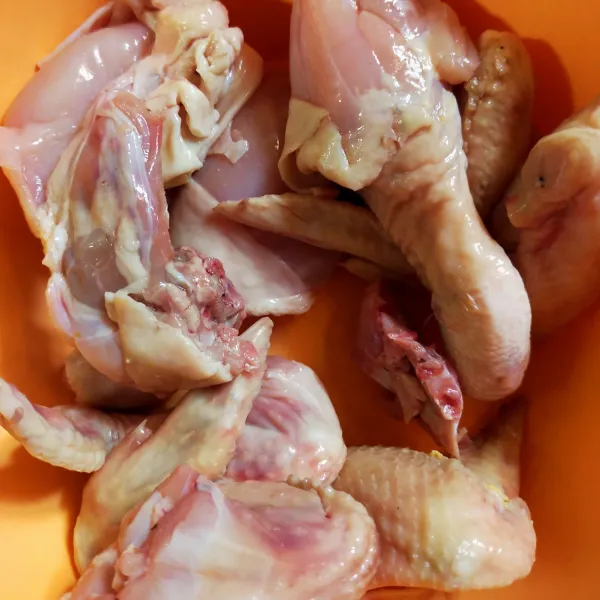 Keringkan ayam lalu tusuk dengan garpu atau sayat dengan pisau di setiap sisi.